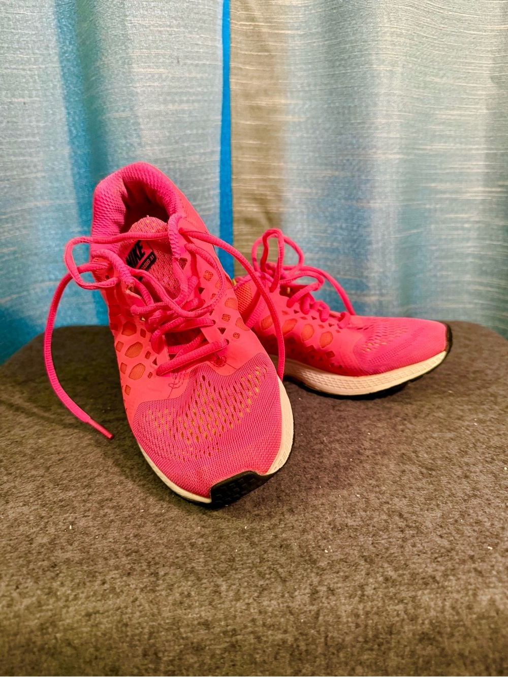 🍓Nike Women’s Vibrant Pink Running Shoes with Black Swoosh